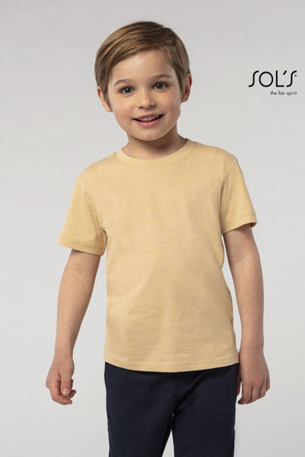 Milo Kids - 02078ΜΠΛΟΥΖΕΣ / SOLSΠαιδικό οργανικό T-shirtΣχέδιο και Χαρακτηριστικά:Αυτή η μπλούζα διαθέτει κοντά μανίκια, πλαϊνές ραφές και στρογγυλή λαιμόκοψη με ριπ, προσφέροντας άψογη εφαρμογή και λειτουργικότητα. Είναι κατασκευασμένη από οργανικό βαμβάκι υψηλής ποιότητας με επεξεργασία ενζύμων για απαλή αίσθηση στο δέρμα. Η μπλούζα έχει διαθέσιμες αποχρώσεις όπως Grey melange, που συνδυάζει 85% βαμβάκι και 15% βισκόζη.Εφαρμογή ως Επαγγελματική Ένδυση:Ιδανικό για επαγγελματικές περιστάσεις όπου απαιτείται η άνεση των παιδιών, όπως σε σχολικές εκδηλώσεις ή θεατρικές παραστάσεις.Υλικό και Άνεση:Η μπλούζα είναι φτιαγμένη από 100% οργανικό βαμβάκι 155g/m², προσφέροντας εξαιρετική άνεση και ανθεκτικότητα, ιδανική για καθημερινή χρήση από τα παιδιά.Δυνατότητα Προσαρμογής:Οι μπλούζες μπορούν να προσαρμοστούν με εκτυπώσεις λογοτύπων ή μηνυμάτων, παρέχοντας τη δυνατότητα δημιουργίας μοναδικών ενδυμάτων για σχολεία ή ομάδες.